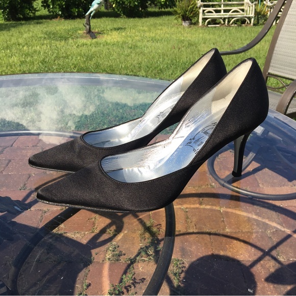 🛍️ SALE! SOMETHING BLEU Sz 8B Black Satin pumps - Picture 1 of 7